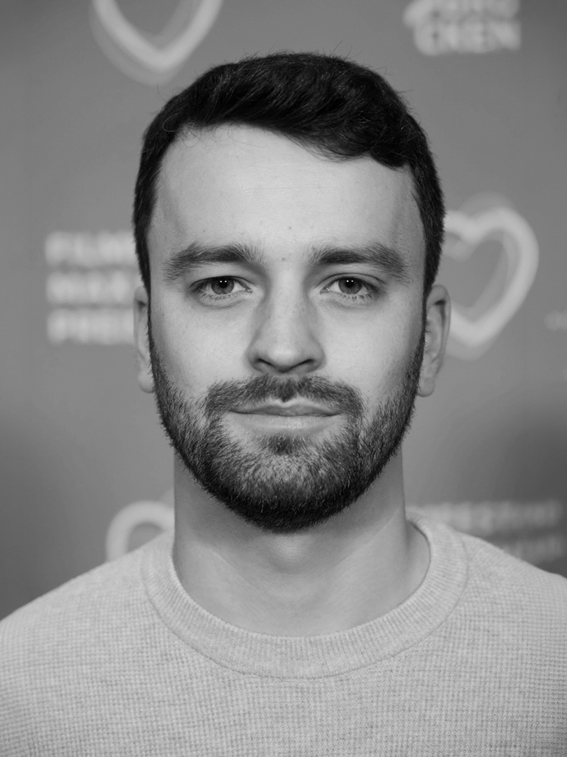 Simon Schneider's headshot